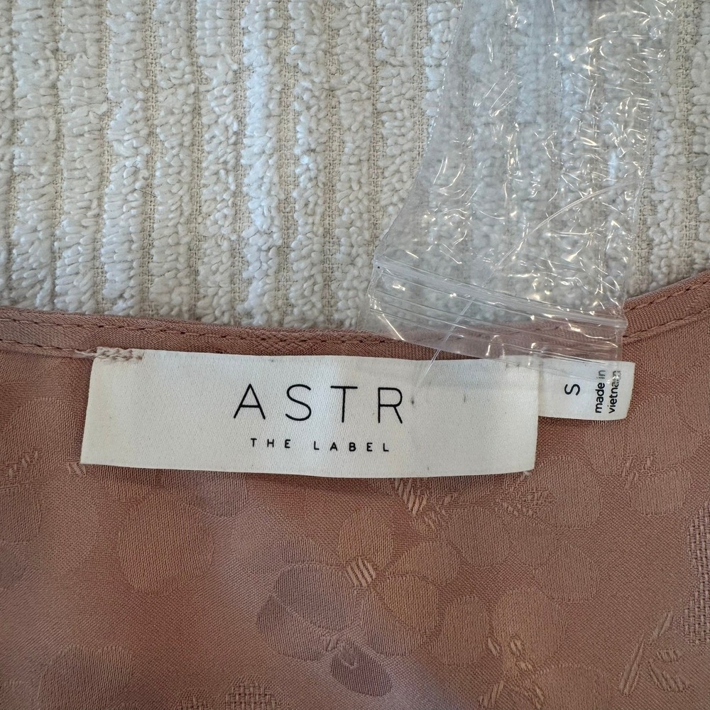 ASTR The Label Ruffled Hem Blouse Blush Pink Floral Jacquard VNeck AT16334 Small - Picture 4 of 9